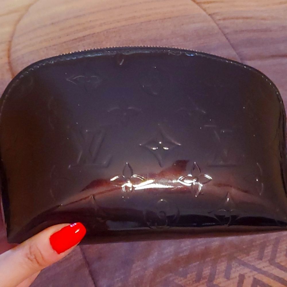 Louis Vuitton  makeup pouch in amaranth  vernis